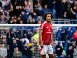 Zirkzee Kemarin Pahlawan, Sekarang Gagalkan Gol MU