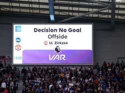 Bagaimana VAR Bekerja dalam SepakBola Modern?