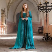 Intip Desain Kostum Cantik Ala Abad Pertengahan Film Ophelia dan Inspirasi di Baliknya!