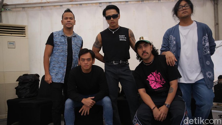 Nidji ditemui di belakang panggung West Java Festival 2024 di GOR Saparua&comma; Bandung&comma; Minggu &lpar;25&sol;8&sol;2024&rpar;&period;