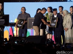 Momen Apresiasi untuk Nike Ardilla dan Pencipta Lagu Es Lilin