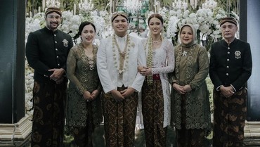 img-title Tora Sudiro Berurai Air Mata Menikahkan Putri Sulungnya Didampingi Eks Istri