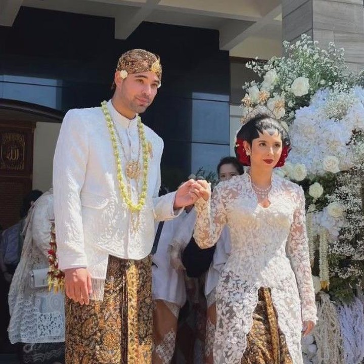 <p>Nadine Kaiser, putri mantan Menteri Kelautan dan Perikanan, Susi Pudjiastuti, baru saja melepas masa lajangnya. Nadine dipersunting pria bule bernama Geoffrey Alain Gerald pada 25 Agustus 2024. (Foto: Instagram)</p>