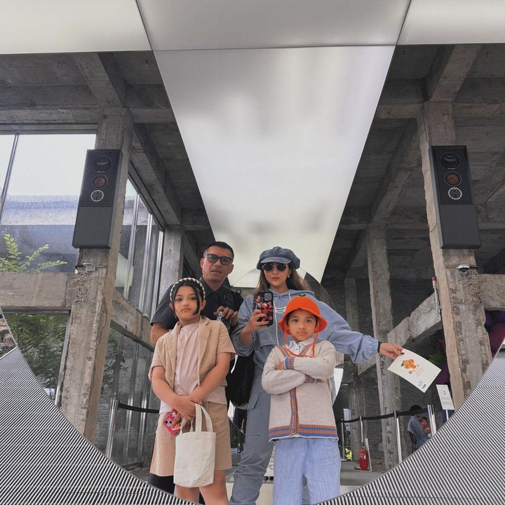 <p>Keluarga Ashanty dan Anang Hermansyah selalu menarik perhatian netizen ya, Bunda. Pasangan ini dikenal sukses dengan berbagai macam bisnis, termasuk kafe yang dinamakan Lu'miere. (Foto: Instagram: @ashanty_ash)</p>