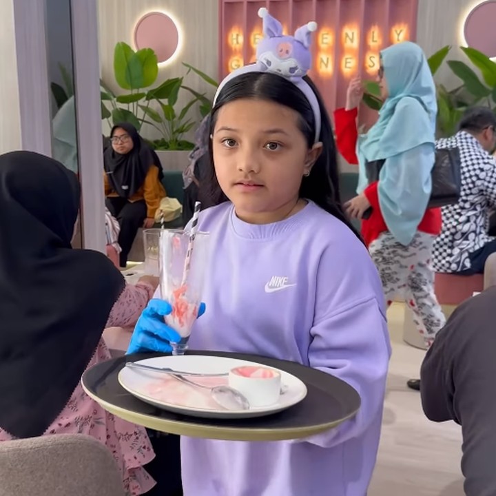 <p>Arsy terlihat cantik mengenakan sweater warna lilac dan bando warna senada. Rambutnya yang dibiarkan tergerai semakin membuatnya menggemaskan. (Foto: Instagram: @queenarsy)</p>