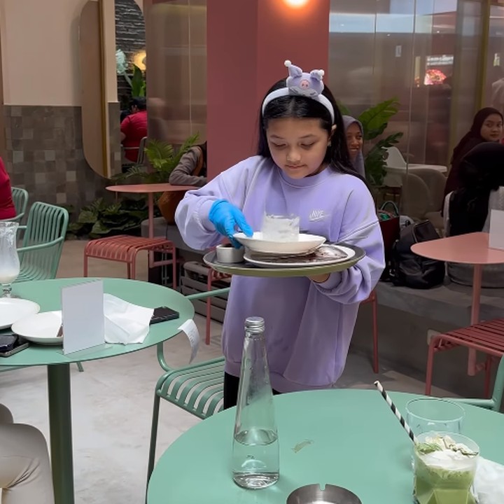 <p>"<em>MasyaAllah</em> Arsy keren sekali. Patut dicontoh anak-anak Indonesia," ujar netizen lainnya. "<em>Good job</em>. Anak owner turun ke lapangan langsung belajar bisnis dikit-dikit ya Kakak," papar netizen lainnya. (Foto: Instagram: @queenarsy)</p>