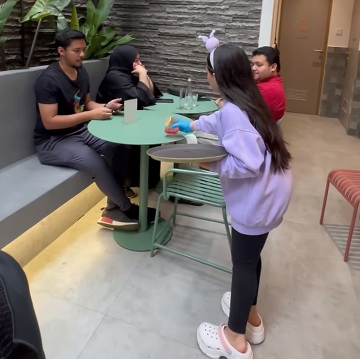 <p>Banyak netizen yang memuji Arsy ketika menjadi waiters nih, Bunda. Tidak sedikit yang mengatakan sikap Arsy patut dicontoh oleh anak-anak lainnya. (Foto: Instagram: @queenarsy)</p>