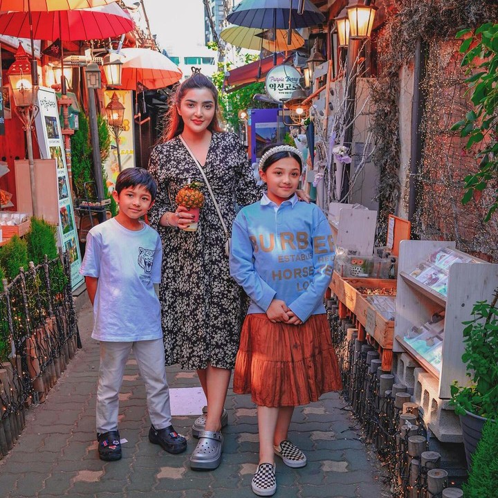 <p>Beberapa waktu lalu, anak pertamanya, Arsy Hermansyah, turut berkunjung ke kafe orang tuanya. Ia pun berkesempatan menjadi waiter dan menyambut para pelanggan. (Foto: Instagram: @ashanty_ash)</p>