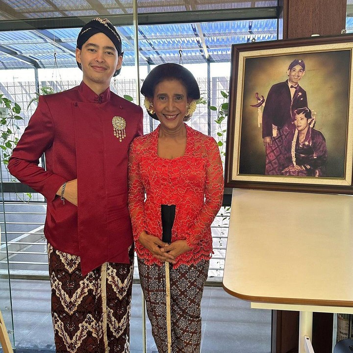 <p>"Setelah stres berhari-hari, hari ini dimulai dengan senyum. Pangeranku cakep kan?" tulisnya dengan emotikon hati dan senyuman. (Foto: Instagram: @susipudjiastuti115)</p>