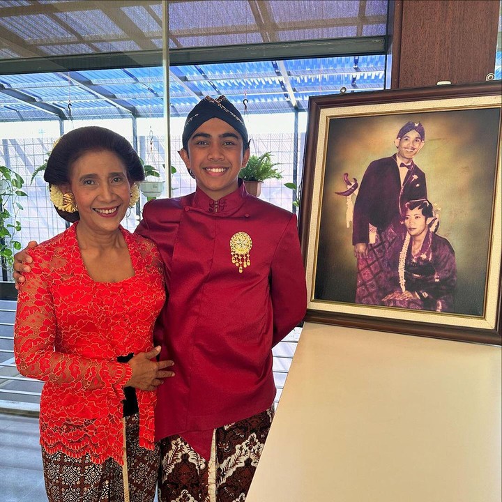 <p>Pada foto yang diunggah, Susi terlihat cantik mengenakan kebaya warna merah. Tidak hanya itu, penampilannya pun semakin terlihat cantik dengan rambut yang disanggul. (Foto: Instagram: @susipudjiastuti115)</p>
