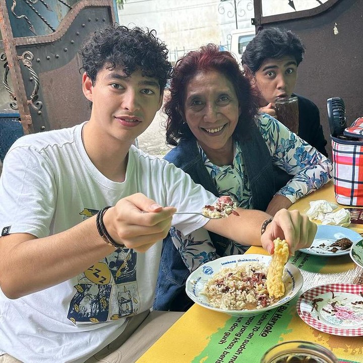 <p>Mantan Menteri Kelautan dan Perikanan, Susi Pudjiastuti, kerap mengunggah berbagai kegiatannya pada laman Instagram, Bunda. Belum lama ini, dirinya membagikan potret bersama sang putram Alvy Xavier, dan cucunya, Armand Hilman. (Foto: Instagram: @susipudjiastuti115)</p>