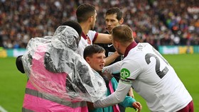 Viral Bocah Ballboy Tertimpa Papan Iklan di Palace vs West Ham