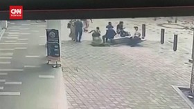 VIDEO: Detik-detik Turis India Jatuh ke Lubang di Kuala Lumpur