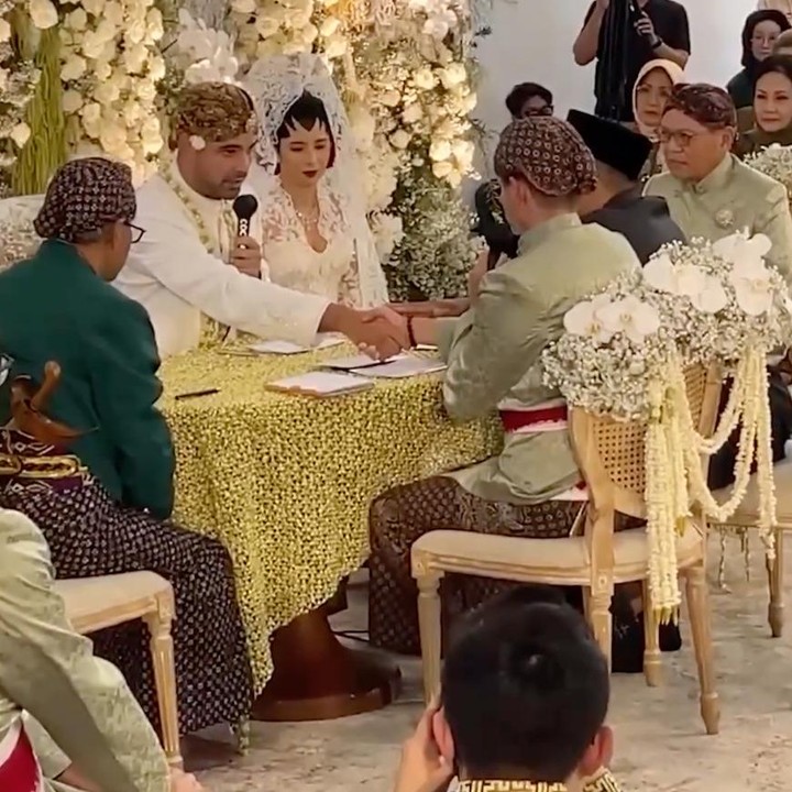 <p>Momen akad nikah Nadine dibagikan oleh Menteri Badan Usama Milik Negara (BUMN) Indonesia, Erick Thohir, yang hadir sebagai tamu undangan. Ia mengunggah rangkuman video singkat akad nikah Nadine dan sang suami. (Foto: Instagram@erickthohir)</p>