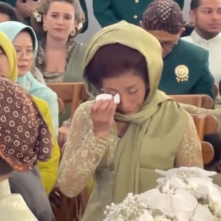 <p>Melalui <em>caption</em> unggahan tersebut, Erick juga tak lupa memberikan ucapan selamat dan doa terbaik untuk Ibu Susi dan kedua pasangan suami istri baru itu. "Selamat ya Bu Susi untuk pernikahan putrinya Nadine dan Geoffrey. Semoga menjadi keluarga yang bahagia dan terus diberikan keberkahan. Aamiin," ungkapnya. (Foto: Instagram@erickthohir)</p>