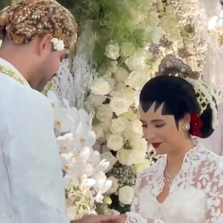 <p>Kolom komentar unggahan Erick yang satu ini pun diramaikan oleh ucapan selamat dari netizen, Bunda. "selamat Bu <em>@susipudjiastuti115</em> atas pernikahan anaknya, semoga langgeng dan Sakinah mawadah warahmah," tulis akun <em>@sahabat_o****.</em> "Cantiknya bu <em>@susipudjiastuti115.</em> Selamat ya bu atas pernikahan ananda," tulis akun <em>@tammyass****.</em> (Foto: Instagram@erickthohir)</p>