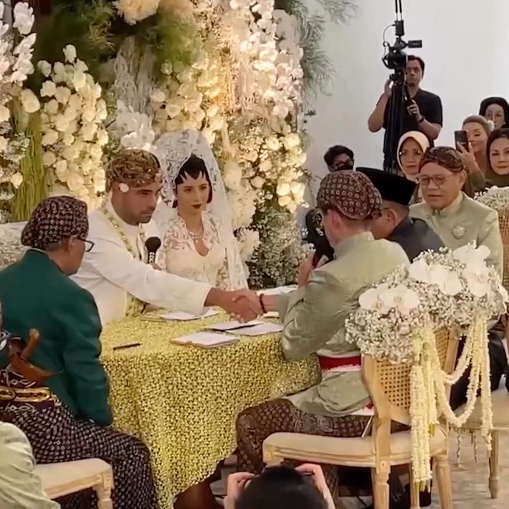 <p>Nadine adalah anak kedua Susi dari pernikahan keduanya dengan pria asal Swiss yang bernama Daniel Kaiser. Sang ayah turut hadir mendampingi Nadine sebagai wali nikahnya. (Foto: Instagram@erickthohir)</p>
