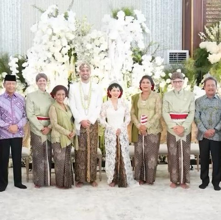 <p>Kabar bahagia datang keluarga Susi Pudjiastuti. Mantan Menteri Kelautan dan Perikanan ini baru saja melangsungkan pernikahan sang putri yang bernama Nadine Kaiser pada Minggu (25/8/2024). (Foto: Instagram@erickthohir)</p>