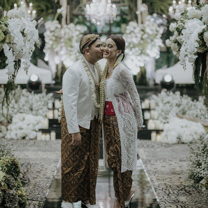 <p>Pada potret tersebut, Nabila dan suami memesona dengan balutan busana berwarna putih. Sementara keluarga, mengenakan warna hijau. (Foto: Instagram@t_orasudi_ro/@inspirasapictures)</p>