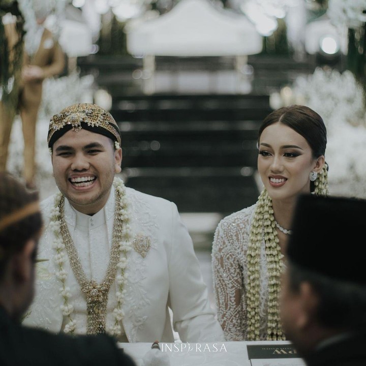 <p>Unggahan itu langsung dibanjiri komentar para artis dan netizen yang memberikan selamat dan doa untuk Nabila dan sang suami. "Udah baca serius ujungnya tetap lawak haha. <em>Congrats</em> Tor, udh punya mantu! Bahagia langgeng selalu buat Nabila," tulis Ersa Mayori. "Selamat ya mas Tora..mba Anggie..kakak Nabila sayang...samawa ya nak..Aamiin YRA," tulis akun <em>@ryaa****.</em> (Foto: Instagram@t_orasudi_ro/@inspirasapictures)</p>
