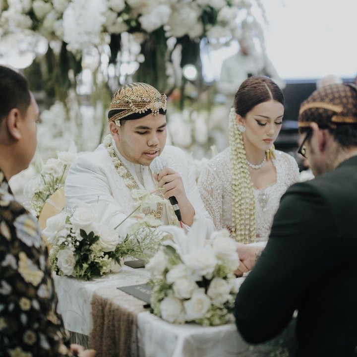 <p>Di hari spesial Nabila, sang ayah mengungkapkan kasih sayang dengan menulisan pesan manis yang menyentuh hati. "Bagaimana aku bisa menatap matamu. Dan berbohong padamu? Yang terbaik yang bisa kulakukan adalah mencoba menunjukkan padamu. Cara mencintai tanpa rasa takut," tulis Tora, dikutip dari laman Instagram@t_orausid_ro, Senin (26/8/2024). (Foto: Instagram@t_orasudi_ro/@inspirasapictures)</p>