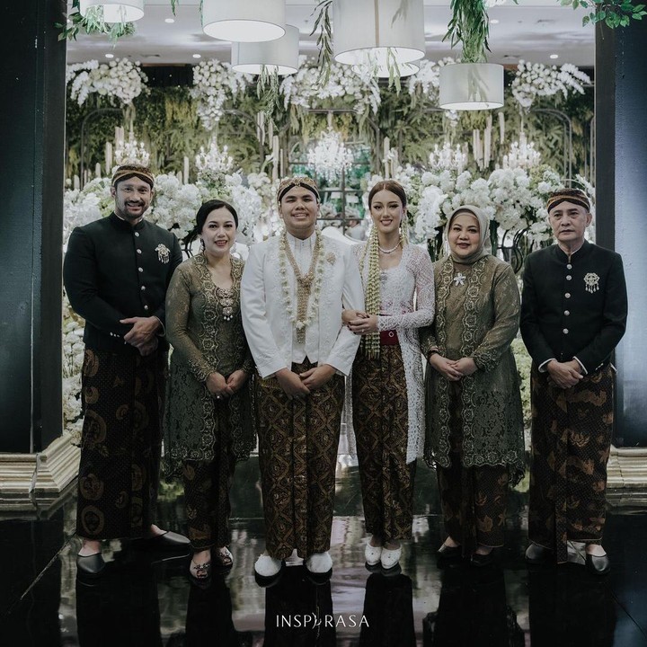<p>Ibunda Nabila, Anggi Kadiman, juga menghadiri pernikahan putrinya ini. Bahkan, Tora dan mantan istrinya tak sungkan berdampingan saat foto keluarga. (Foto: Instagram@t_orasudi_ro/@inspirasapictures)</p>