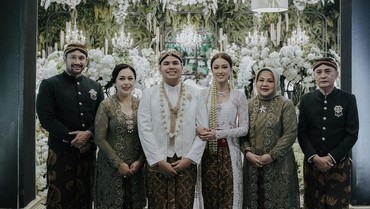 img-title Penuh Haru, 7 Potret Tora Sudiro dan Mantan Istri Dampingi Anak Menikah