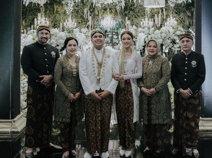 7 Potret Pernikahan Nabila Anak Pertama Tora Sudiro, Ibunda Ikut Dampingi di Pelaminan