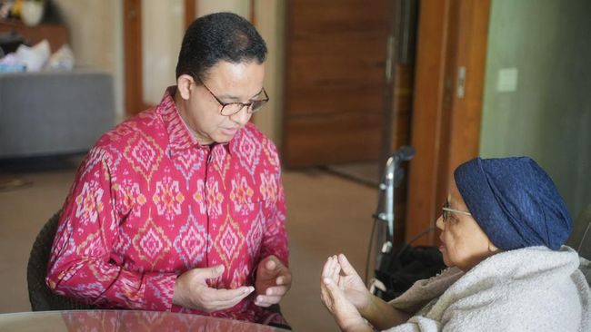 赤いバティックを着て、PDIP DPPに行く前に母親の祈りと祝福を求めるアニエス