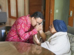 Kain Tenun Merah Anies Baswedan ke PDIP, Diduetkan Rano Karno?
