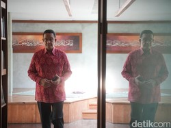 Tenun Merah Anies dan Tanda Tanya Jagoan PDIP di Jakarta