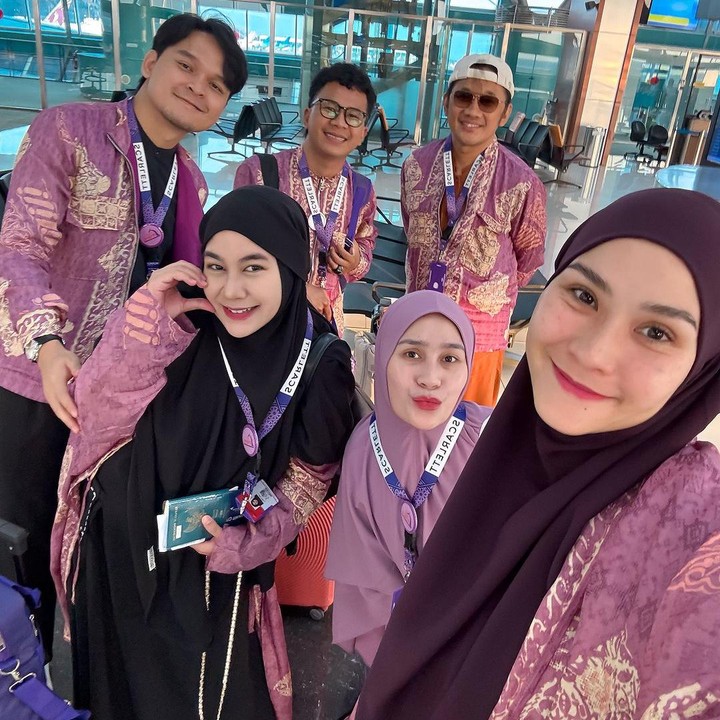 <p>Anisa dan Dito pergi umrah bersama beberapa rekan artis lainnya, seperti pasangan Hanung Bramantyo dan Zaskia Adya Mecca. Ibadah kali ini tampaknya sudah direncanakan dengan matang oleh Anisa dan sang suami. (Foto: Instagram @anisarahma_12)</p>
