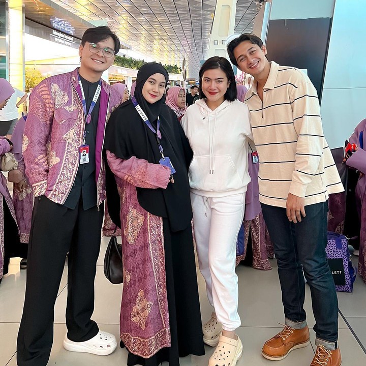 <p>Pasangan artis Anisa Rahma dan Anandito Dwis sebentar lagi dikaruniai anak ketiga, Bunda. Menjelang persalinan, Anisa dan Dito justru memutuskan untuk pergi umrah ke Tanah Suci. Keduanya membagikam momen sesaat sebelum terbang ke Mekkah dan diantar oleh sahabat. (Foto: Instagram @anisarahma_12)</p>