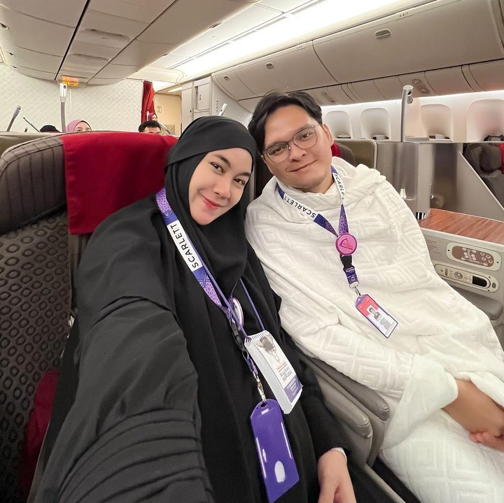 <p>Umrah kali ini begitu spesial bagi Anisa karena sedang hamil anak ketiga. Ia berharap, ibadah kali ini bisa berjalan lancar, Bunda. "<em>Alhamdulillah</em> bisa dapet kesempatan datang kembali ke Baitullah untuk menjadi tamunya Allah, kali ini bareng calon debay diperut yang udah masuk usia 8 bulan. Semoga kuat Ya Allah.. tantangan bgt buat kita hehe.. semoga ibadah umroh kali ini diberi kelancaran dan kemudahan Aamiin," tulisnya di Instagram. (Foto: Instagram @anisarahma_12)</p>