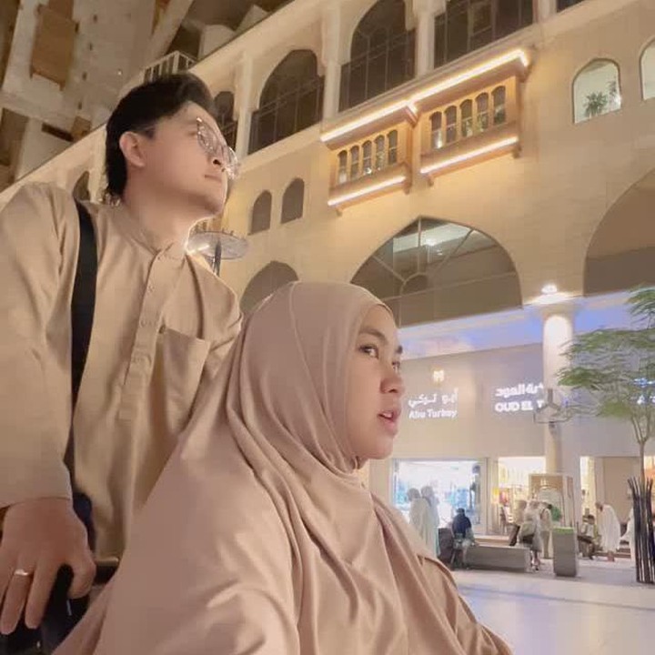 <p>Dalam salah satu unggahan di Instagram Stories, Anisa membagikan momen saat berada di Tanah Suci. Perempuan 33 tahun ini menggunakan kursi roda saat ingin menunaikan ibadah di masjid. Sang suami dengan setia mendorong kursi roda mendampingi Anisa yang sedang hamil besar. "Dari hotel menuju masjidnya pake kursi roda aja biar bumil gak capee, makacii @ananditodwis," tulis Anisa. (Foto: Instagram @anisarahma_12)</p>