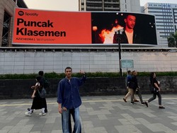 Aziz Hedra Pamer Wajah di Billboard, Jadi Cover Playlist Puncak Klasemen Spotify