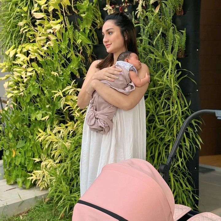 <p>Tengku Dewi Putri baru saja melahirkan anak keduanya pada 31 Juli 2024, Bunda. Bayi berjenis kelamin perempuan ini pun diberi nama Zeya Savvanah Luv. (Foto: Instagram: @tengkudewiputri_tdp)</p>
