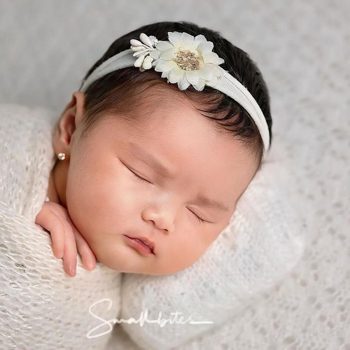 <p>Tidak lama setelah melahirkan, Tengku Dewi Putri pun melakukan <em>newborn photoshoot</em> bersama sang putri. Momen ini dibagikan langsung oleh Tengku Dewi pada laman Instagram-nya. (Foto: Instagram: @tengkudewiputri_tdp)</p>