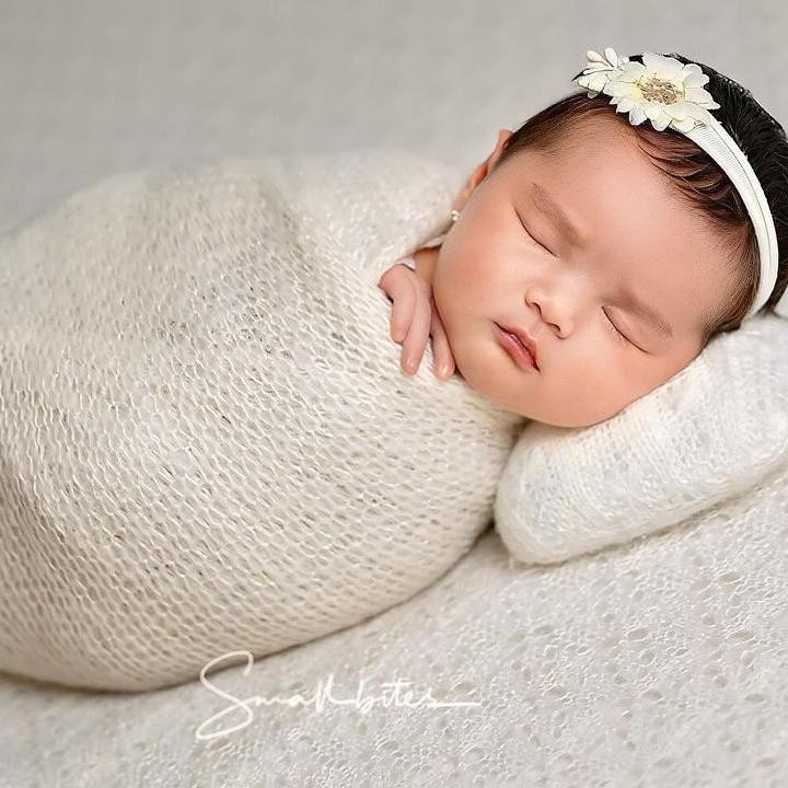 <p>Banyak netizen yang dibuat gemas dengan potret <em>newborn photoshoot</em> ala Baby Luv nih, Bunda. Tidak sedikit dari mereka pun yang mengatakan Baby Luv sangat cantik seperti sang Bunda. (Foto: Instagram: @tengkudewiputri_tdp)</p>