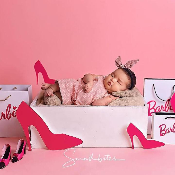 <p>Tidak hanya itu, ada pula konsep yang membuat Baby Luv seperti Barbie. Si Kecil terlihat menggemaskan kala tertidur di atas ranjang dengan mengenakan <em>dress</em> merah muda dan bando pita. (Foto: Instagram: @tengkudewiputri_tdp)</p>