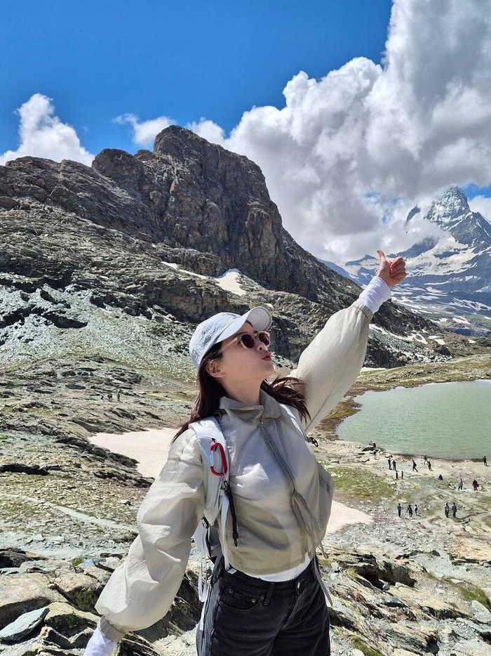 Berbeda ketika berakting, Chun Woo Hee tampil dengan outfit sederhana. Seperti ketika ia berpose dengan latar danau serta perbukitan. Ia hanya memakai jaket abu serta kombinasi topi warna putih./ Foto: instagram.com/thousand_wooo