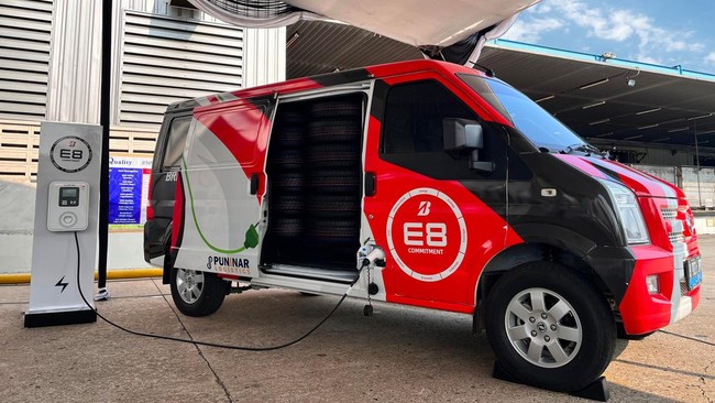 Bridgestone Tire Indonesia kini punya alternatif distribusi ban yakni menggunakan mobil niaga listrik.