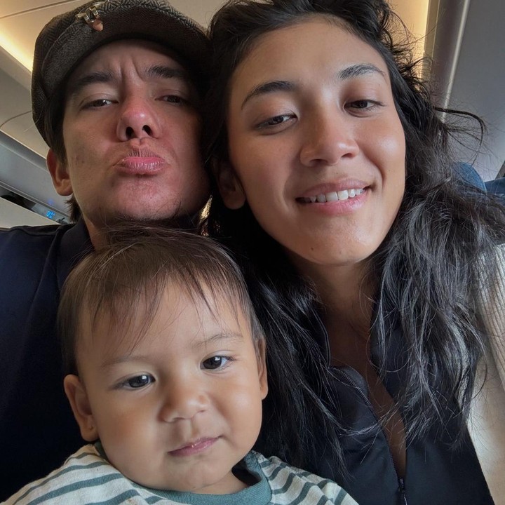 <p>Adipati dan Canti sudah menjalani peran sebagai orang tua, lho. Dari pernikahan itu, mereka dikaruniai seorang anak berjenis kelamin perempuan. (Foto: Instagram @adipati @cantitachril)</p>