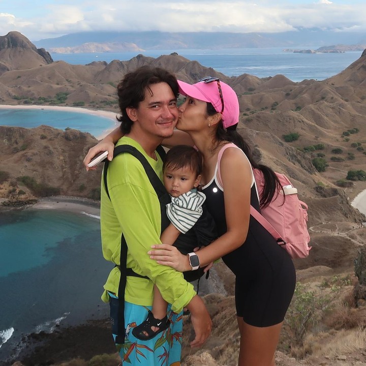 <p>Belum lama ini, Canti Tachril membuat unggahan manis di momen ulang tahun Adipati Dolken. "Selamat bertambah umur resenya akoooh," tulisnya di keterangan foto. (Foto: Instagram @adipati @cantitachril)</p>