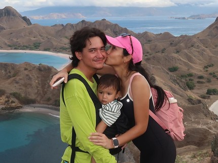 7 Potret Adipati Dolken Bareng Istri dan Anak, Bikin Gemas Netizen