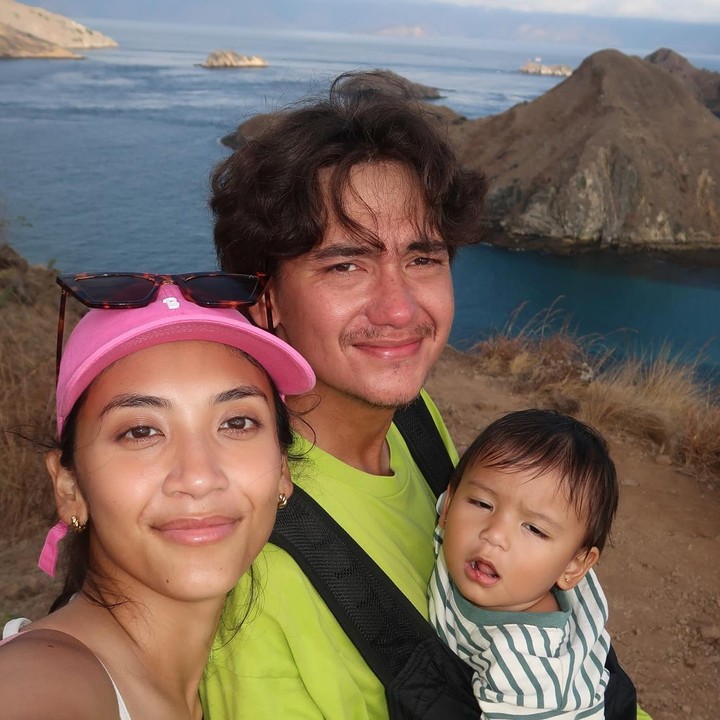 <p>Di tengah kesibukan mereka sebagai publik figur, Adipati Dolken dan Canti Tachril selalu meluangkan waktu untuk mengajak Nae berlibur ke berbagai tempat. Mereka sering memilih destinasi wisata alam ketika mengajak putrinya liburan. (Foto: Instagram @adipati @cantitachril)</p>