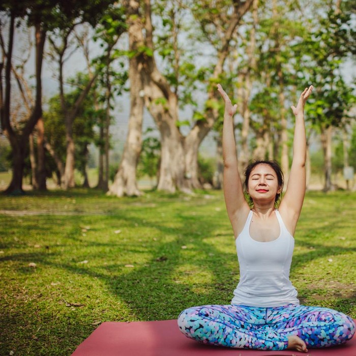 Cara menghilangkan brain fog dengan melakukan yoga/Foto: Freepik.com/freepik