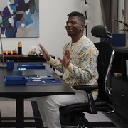 Mix-and-Match Outer Anti Boring, Cek Inspirasinya dari Julien di Emily In Paris Season 4