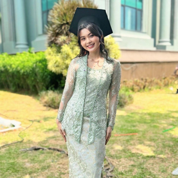 <p>Momen spesial itu dibagikan langsung oleh Cesen melalui beberapa potret yang diunggah di akun Instagram pribadinya. Perempuan 25 tahun ini bangga bisa menyelesaikan kuliah tepat waktu. “<em>Cheers</em> untuk empat tahun,” tulis Cesen, dikutip dari laman Instagram @ceseniy, Senin (26/8/2024). (Foto: Instagram@ceseniy)</p>