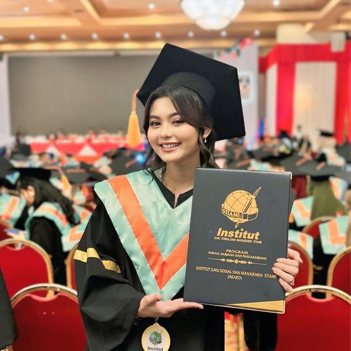 <p>Meski namanya telah dikenal banyak orang di dunia hiburan, Cesen tak lupa betapa pentingnya pendidikan. Bahkan, ia juga tak berhenti mengejar gelar sarjana ketika sudah menikah dan punya anak. (Foto: Instagram@ceseniy)</p>